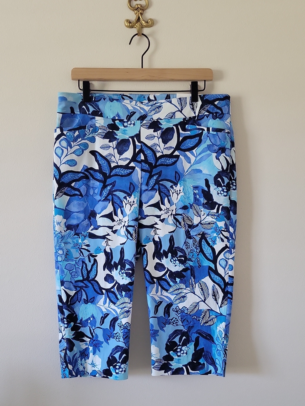 NWT Chico's Blue Floral Brigitte Slim Leg Capri Size‎ 12